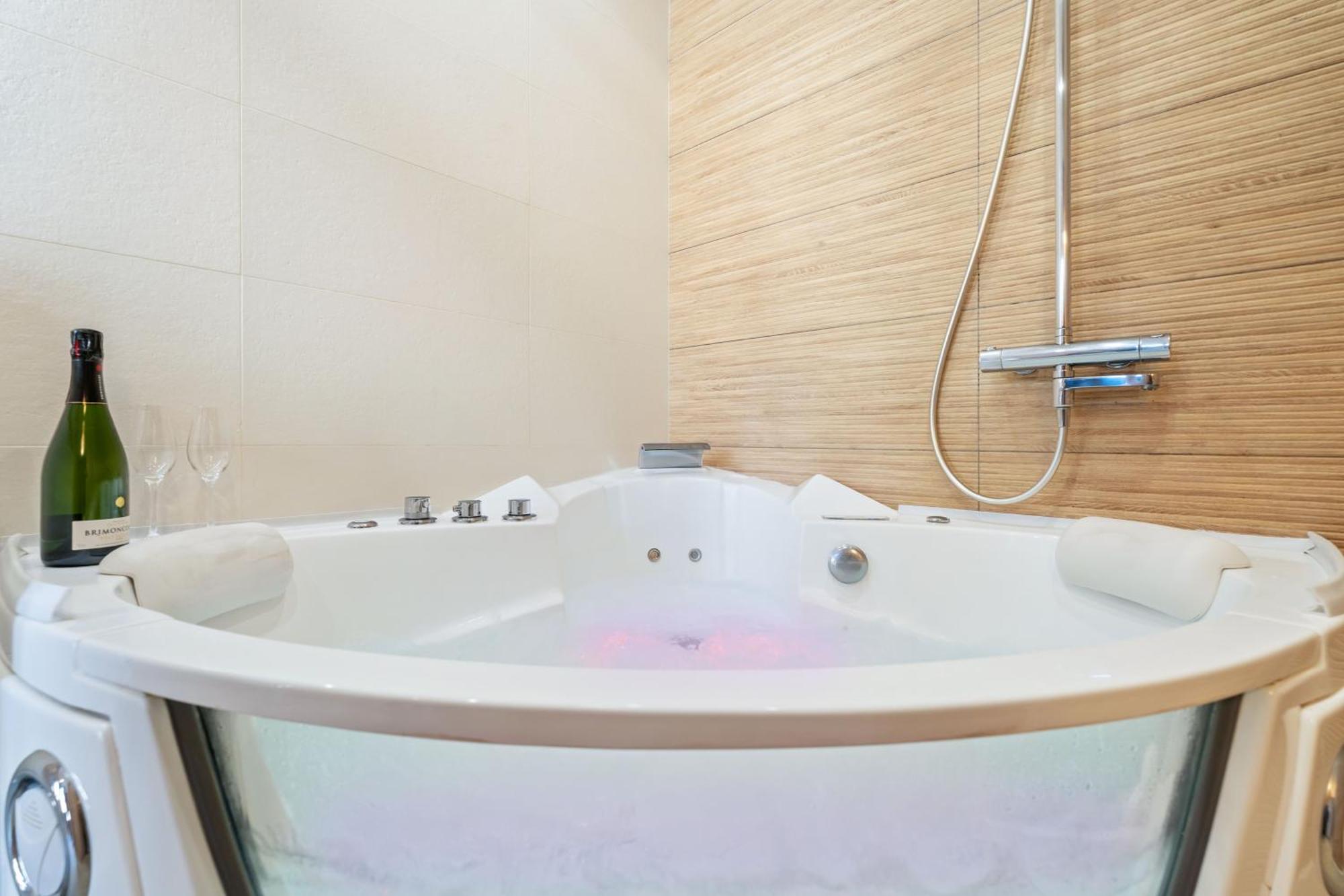 Nice Renting - Love Room Massena - Luxe Room - Jacuzzi - Terrace - King Bed - Ac Экстерьер фото